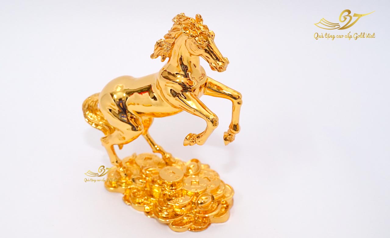 Cách bài trí tượng ngựa phong thuỷ mạ vàng 24k