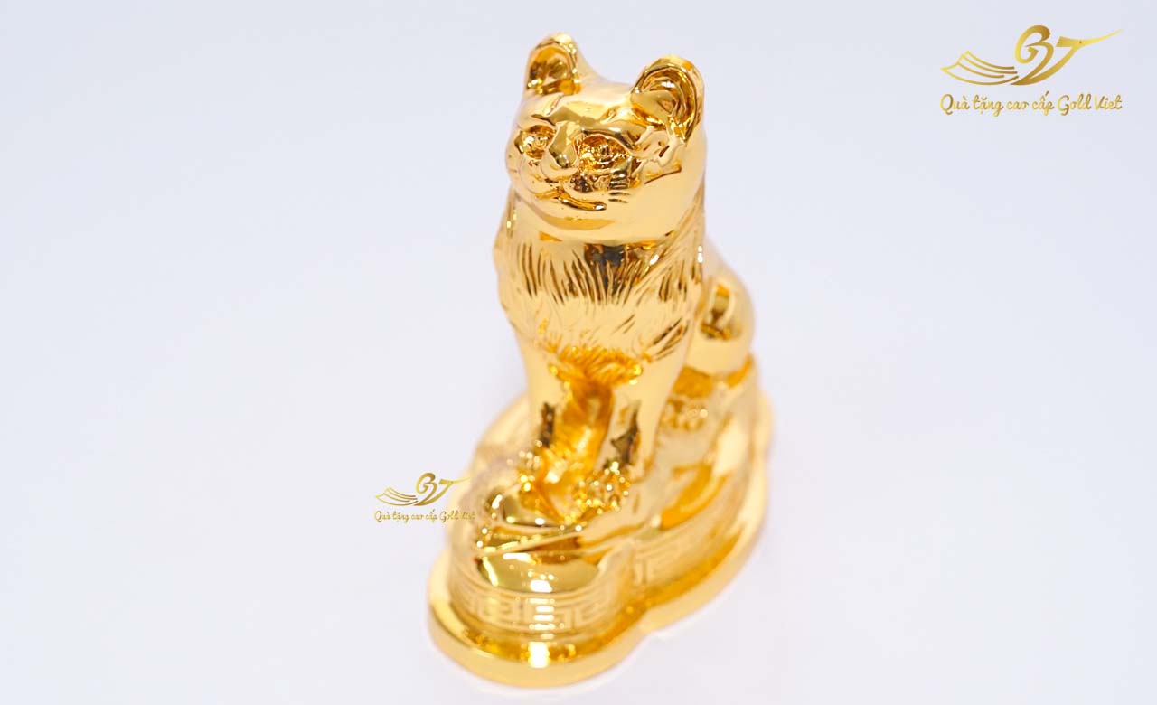 tượng mèo mạ vàng