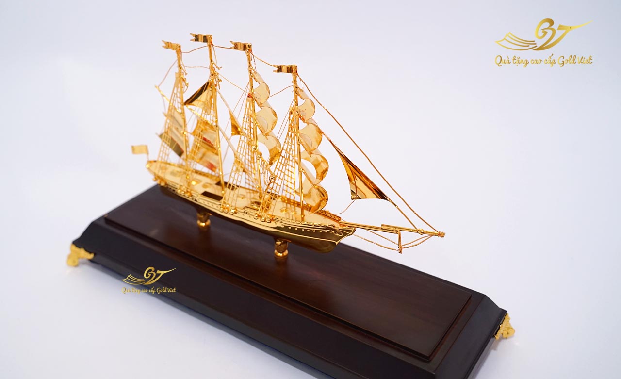 Mô hình thuyền buồm mạ vàng còn biểu tượng cho hạnh phúc và hòa thuận
