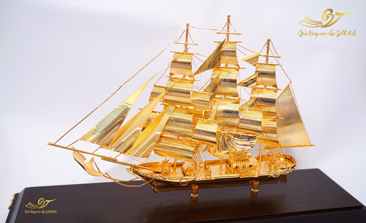 Mô hình thuyền buồm mạ vàng tượng trưng cho tài lộc và thành công
