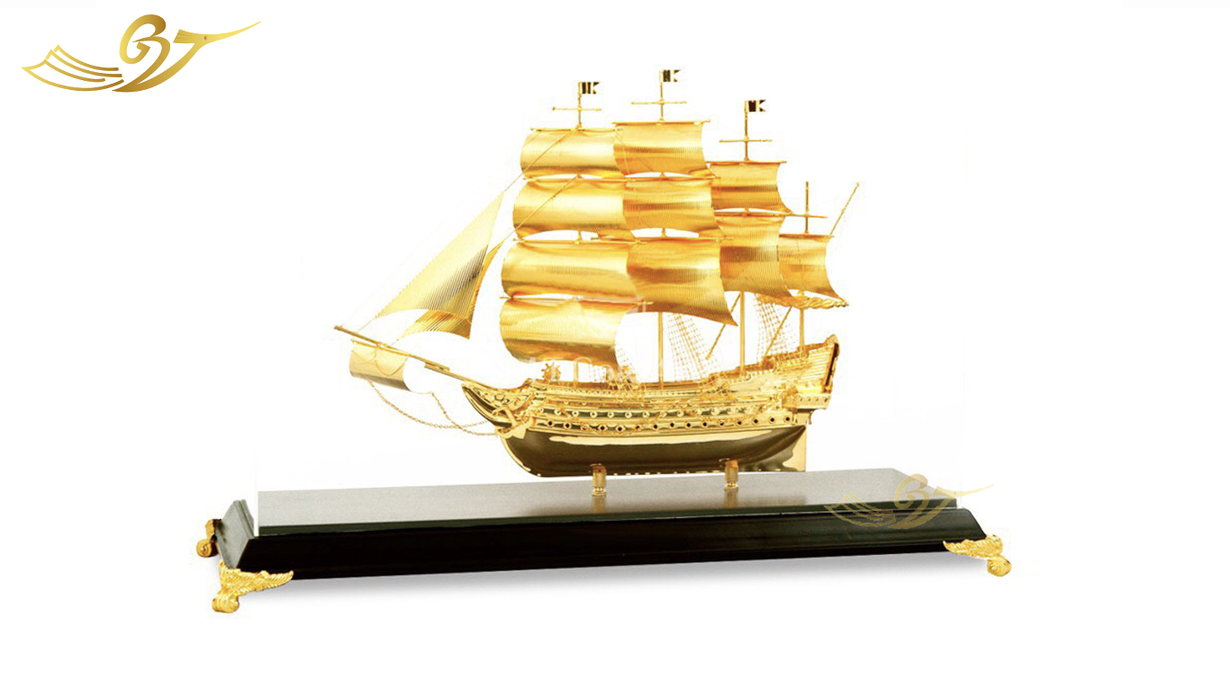 Quà tặng cao cấp - Mô hình thuyền buồm mạ vàng 