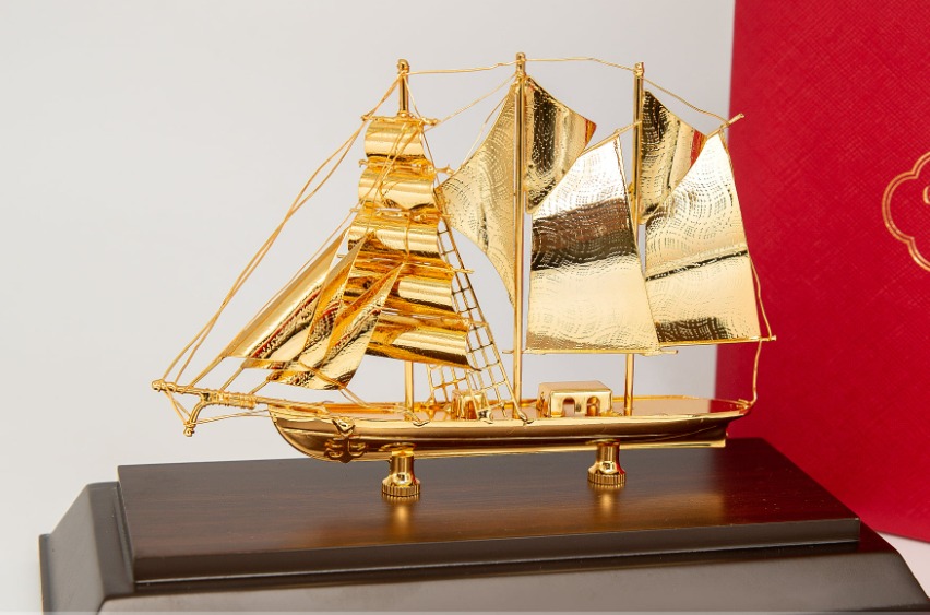 Quà tặng cao cấp - Mô hình thuyền buồm mạ vàng