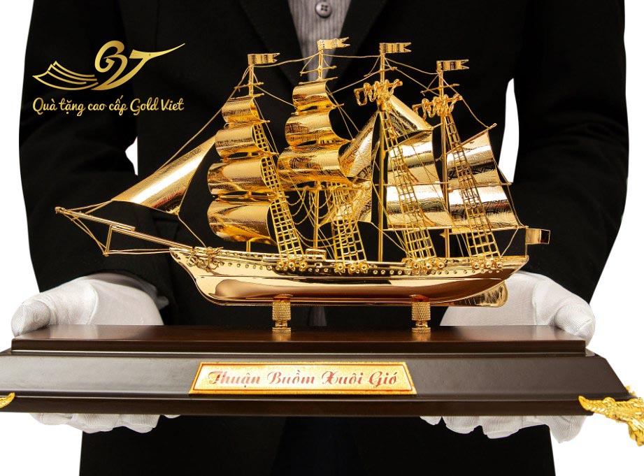 Mô hình thuyền buồm mạ vàng - Quà tặng sếp nam cao cấp mạ vàng