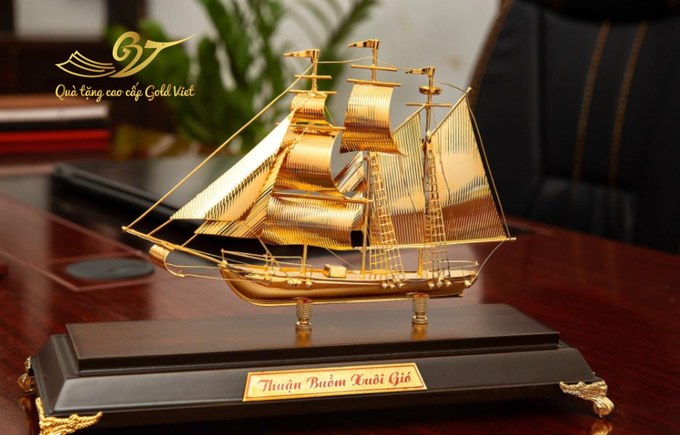 Mô hình thuyền buồm mạ vàng - Quà tặng sếp nam cao cấp mạ vàng